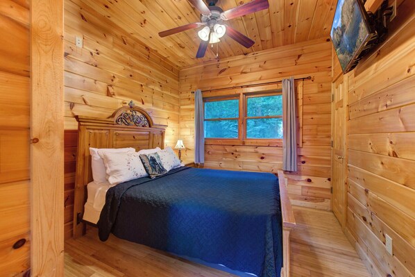 Room, Multiple Beds, Hot Tub, Mountain View (Beverly's Bearadise (4)) | 4 bedrooms, individually decorated, individually furnished, bed sheets