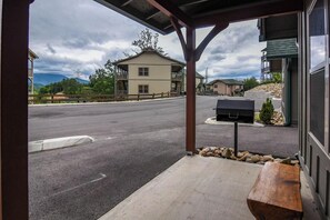 룸, 침대(여러 개), 온수 욕조, 산 전망 (Blue Smoke View) | 객실에서 보이는 전망