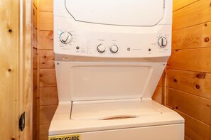 룸, 침대(여러 개), 온수 욕조, 산 전망 (Blue Smoke View) | 세탁 시설/서비스