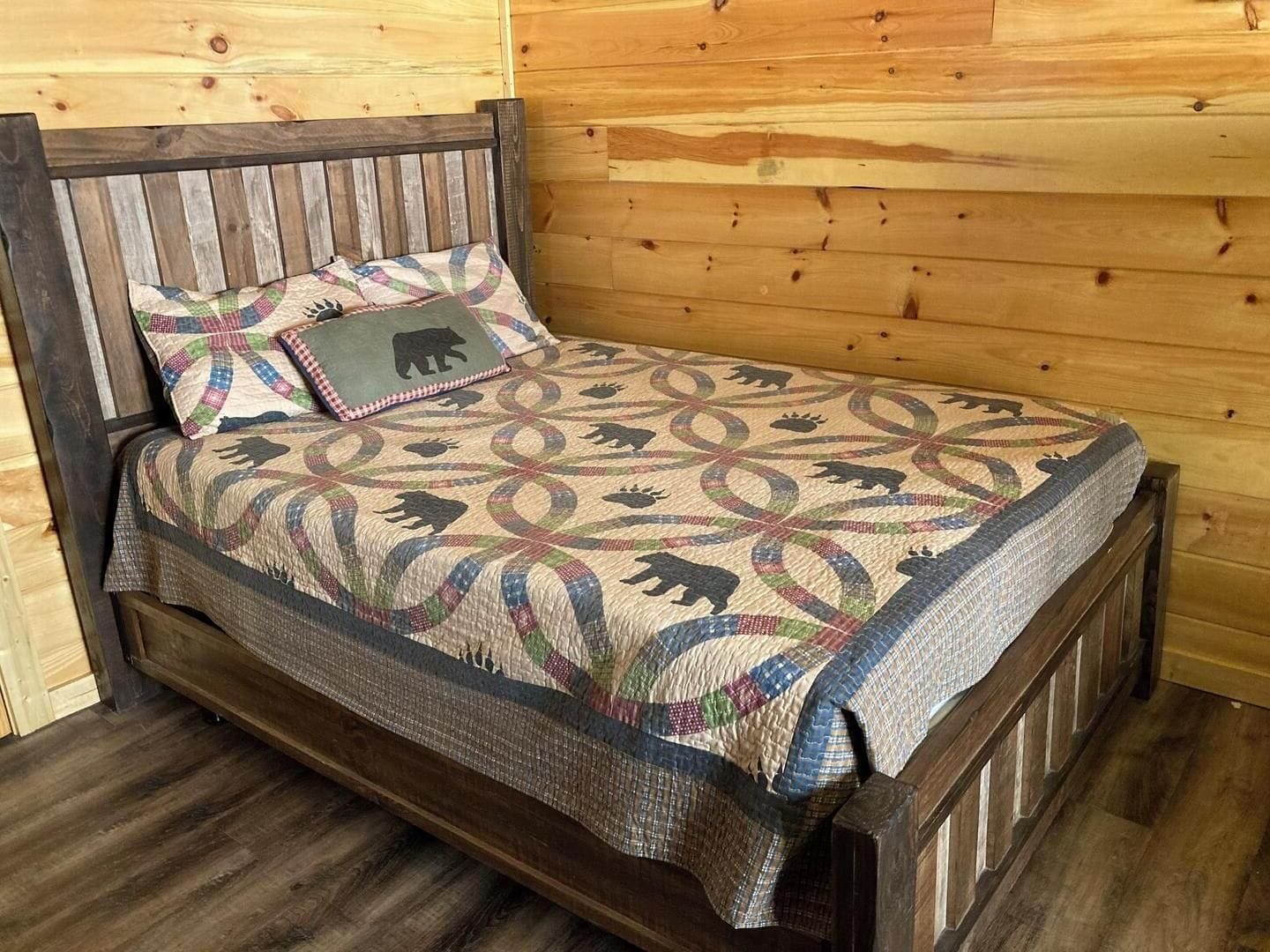 Room, Multiple Beds, Hot Tub, Mountain View (Blue Smoke View) | 3 bedrooms, individually decorated, individually furnished, bed sheets