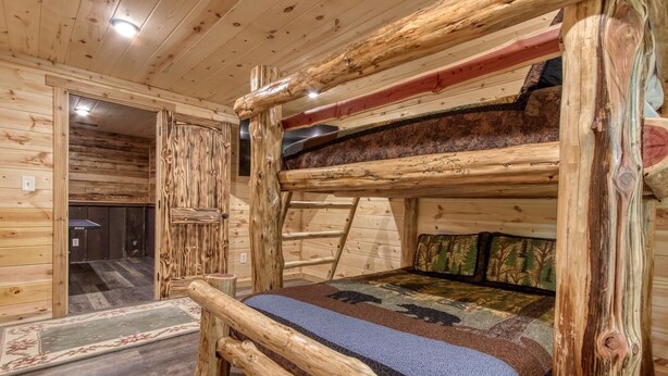 Rum - flera sängar - uteplats - utsikt mot poolen (Campfire Lodge) | 4 sovrum och gratis wi-fi