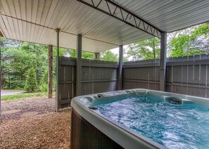 Room, Multiple Beds, Patio, Pool View (Campfire Lodge) | Outdoor spa tub
