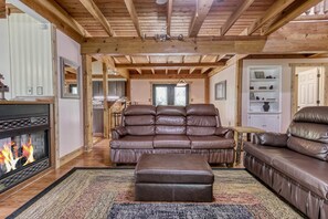 Zimmer, Mehrere Betten, Terrasse, Poolblick (Campfire Lodge) | Wohnbereich | Fernseher