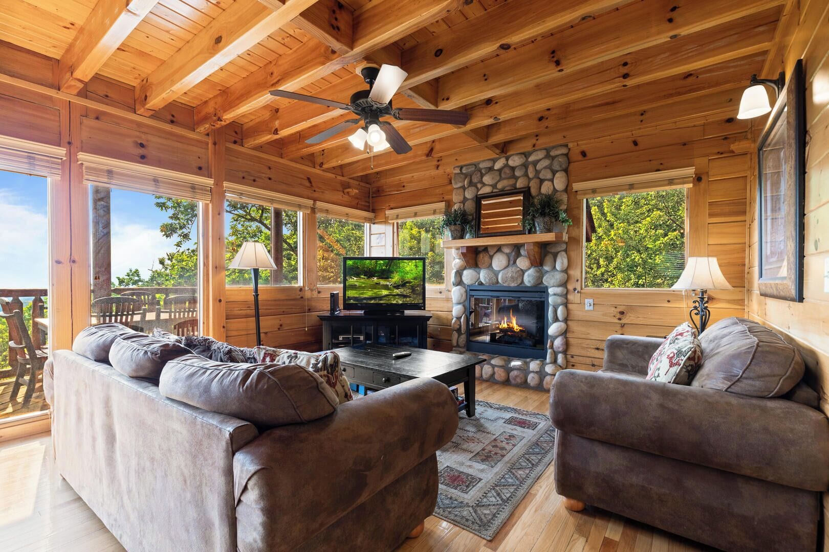 House, Multiple Beds, Hot Tub, Mountain View (Over the Moon) | Living area