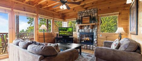 House, Multiple Beds, Hot Tub, Mountain View (Over the Moon) | Living area