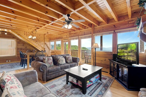 House, Multiple Beds, Hot Tub, Mountain View (Over the Moon) | Living area