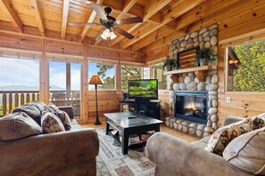 ハウス ベッド (複数台) スパ浴槽 マウンテンビュー (Over the Moon) | リビング エリア