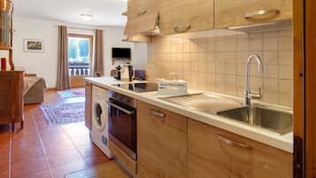 Kühlschrank, Ofen, Herdplatte, Wasserkocher mit Kaffee-/Teezubehör