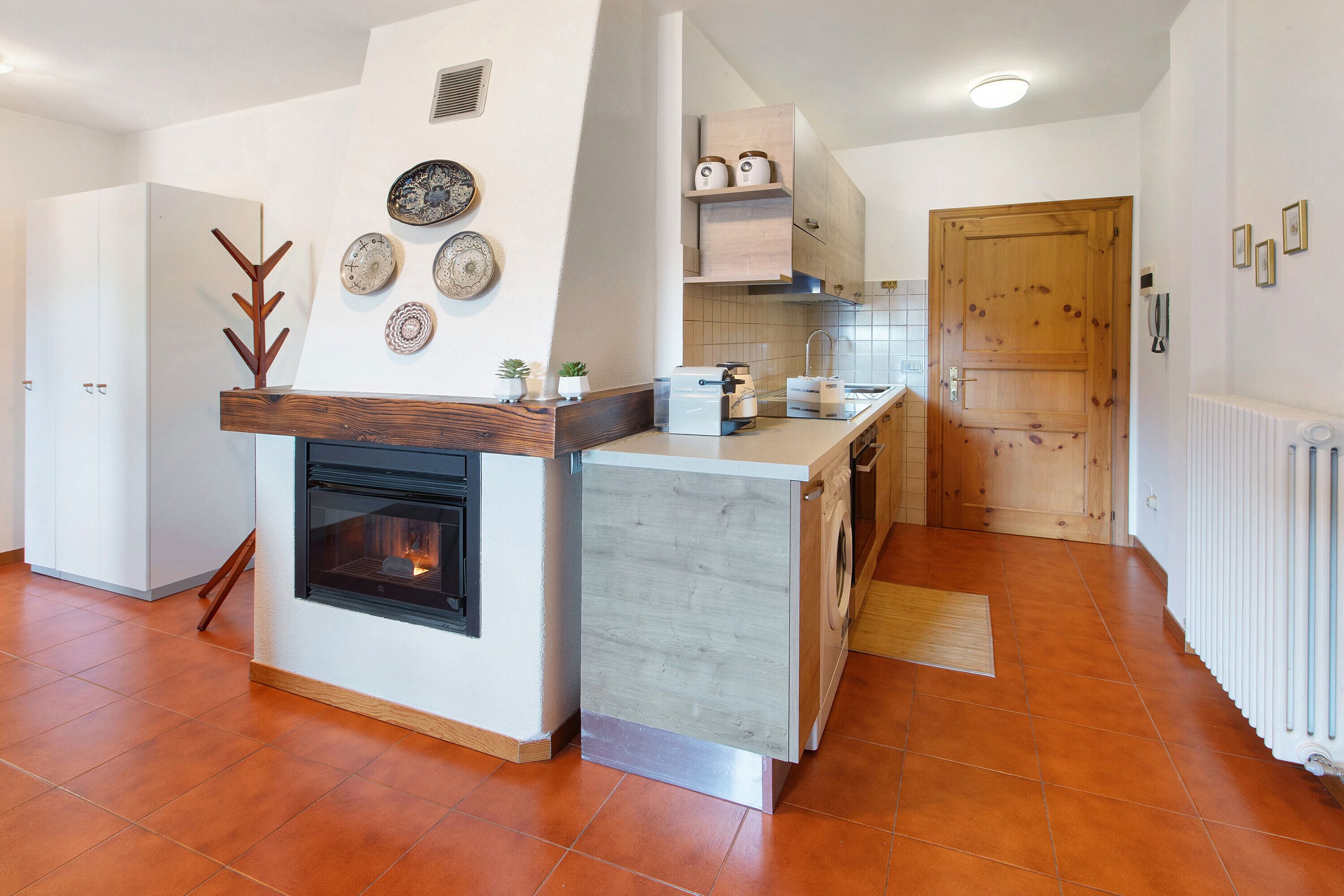 Kühlschrank, Ofen, Herdplatte, Wasserkocher mit Kaffee-/Teezubehör