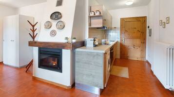 Fridge, oven, stovetop, coffee/tea maker