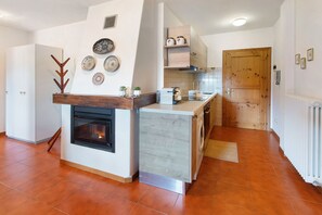 Frigorifero, forno, piano cottura, macchina per tè/caffè