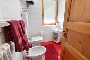 Shower, hair dryer, towels - Apartment 'Cima De' Piazzi' with Mountain View, Balcony and Wi-Fi (Isolaccia)