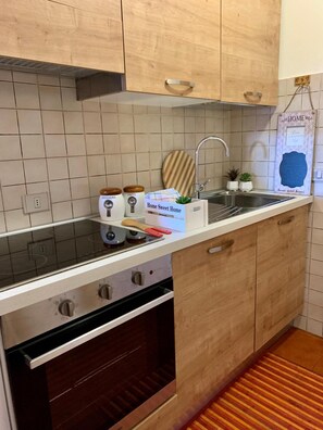 Frigorífic, forn, placa de cuina i cafetera i tetera