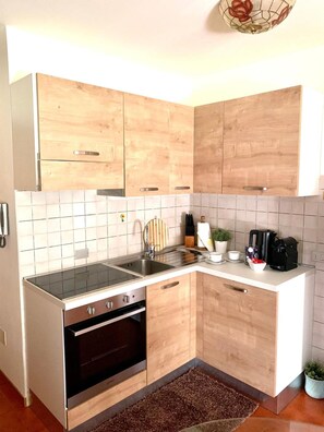 Frigorífic, forn, placa de cuina i cafetera i tetera