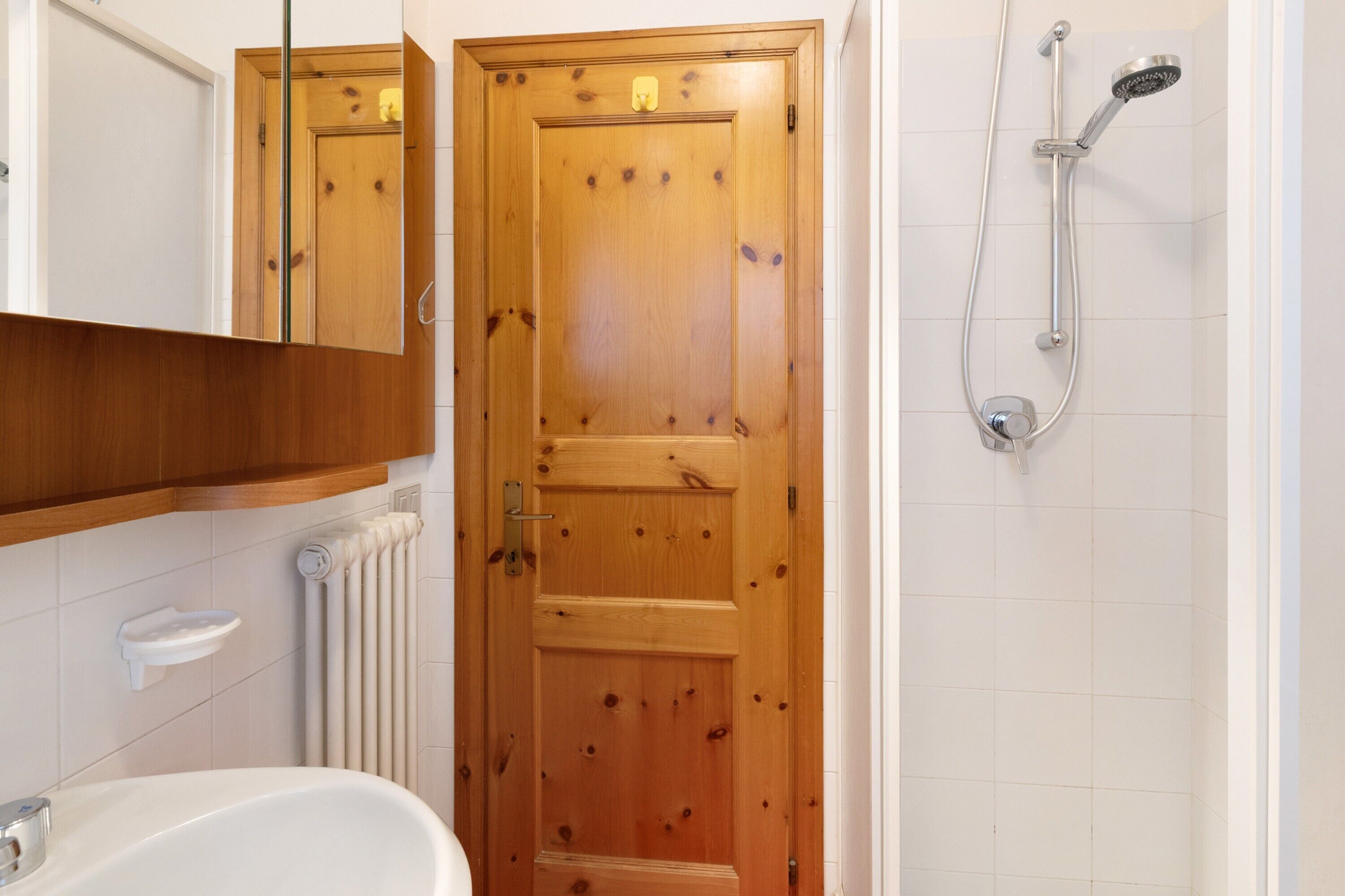 Regadera, amenidades de baño gratuitas, secadora de cabello, toallas 