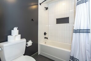 Haartrockner, Handtücher, Seife, Toilettenpapier