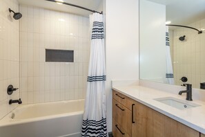 ヘアドライヤー、タオル、石鹸、トイレットペーパー