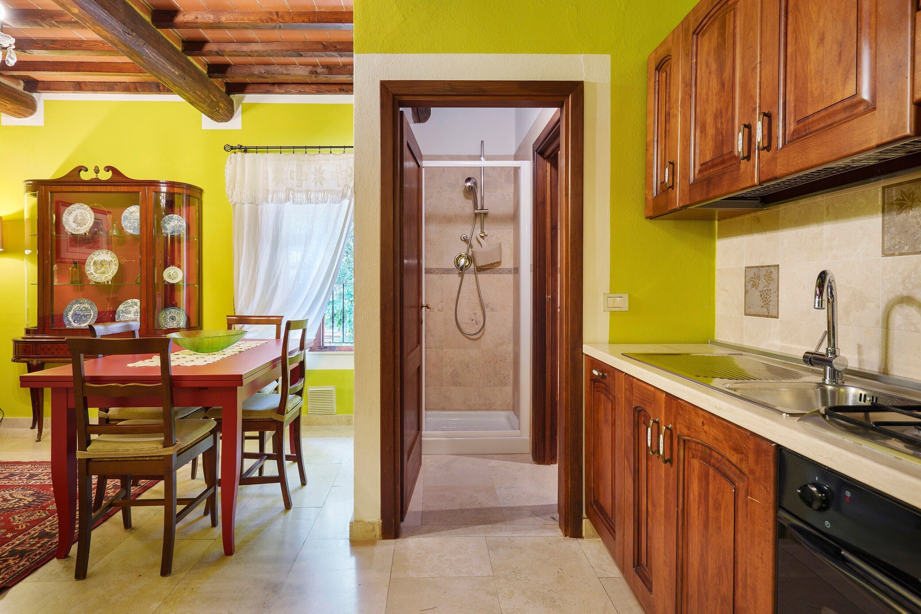 Coffee/tea maker, fridge, oven, stovetop