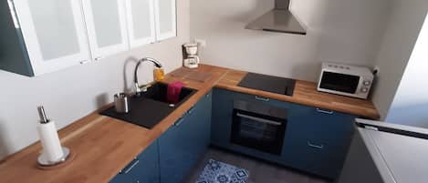 Cafetera y tetera, refrigerador, microondas y horno