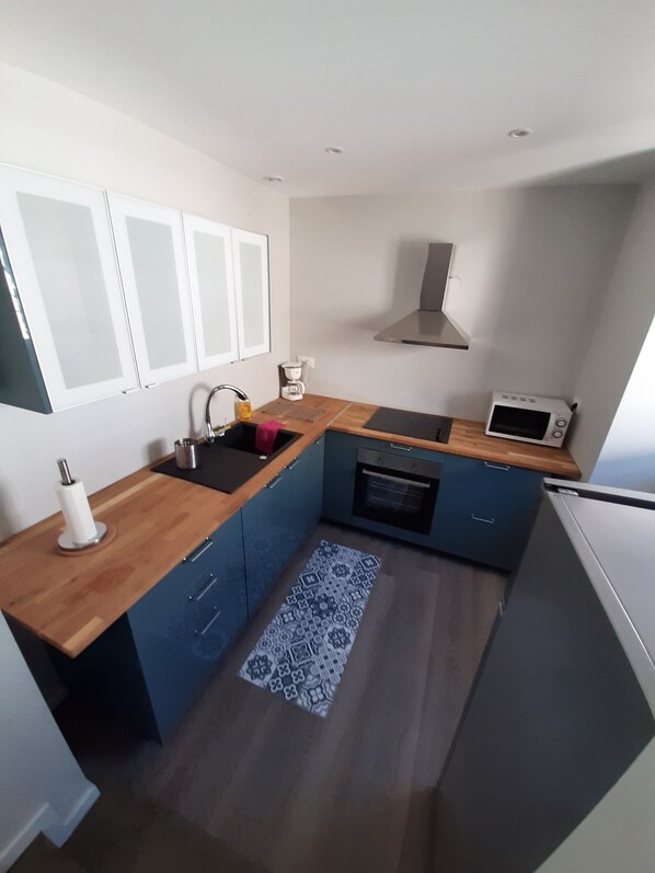 Réfrigérateur, four à micro-ondes, un four, surface de cuisson