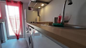 Een koelkast, een microgolfoven, een oven, een kookplaat