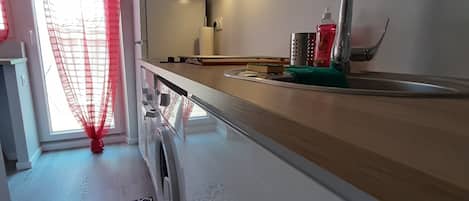 Jääkaappi, mikroaaltouuni, uuni, liesi