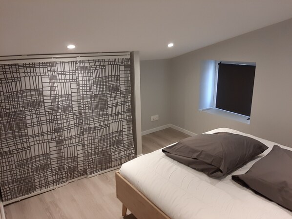 1 habitación, tabla de planchar con plancha, wifi y ropa de cama