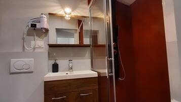 Douche, serviettes fournies