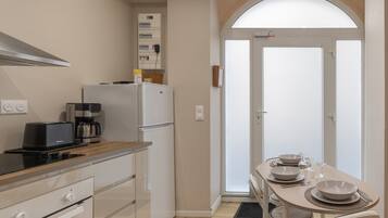 Refrigerador, microondas, horno, placa de cocina