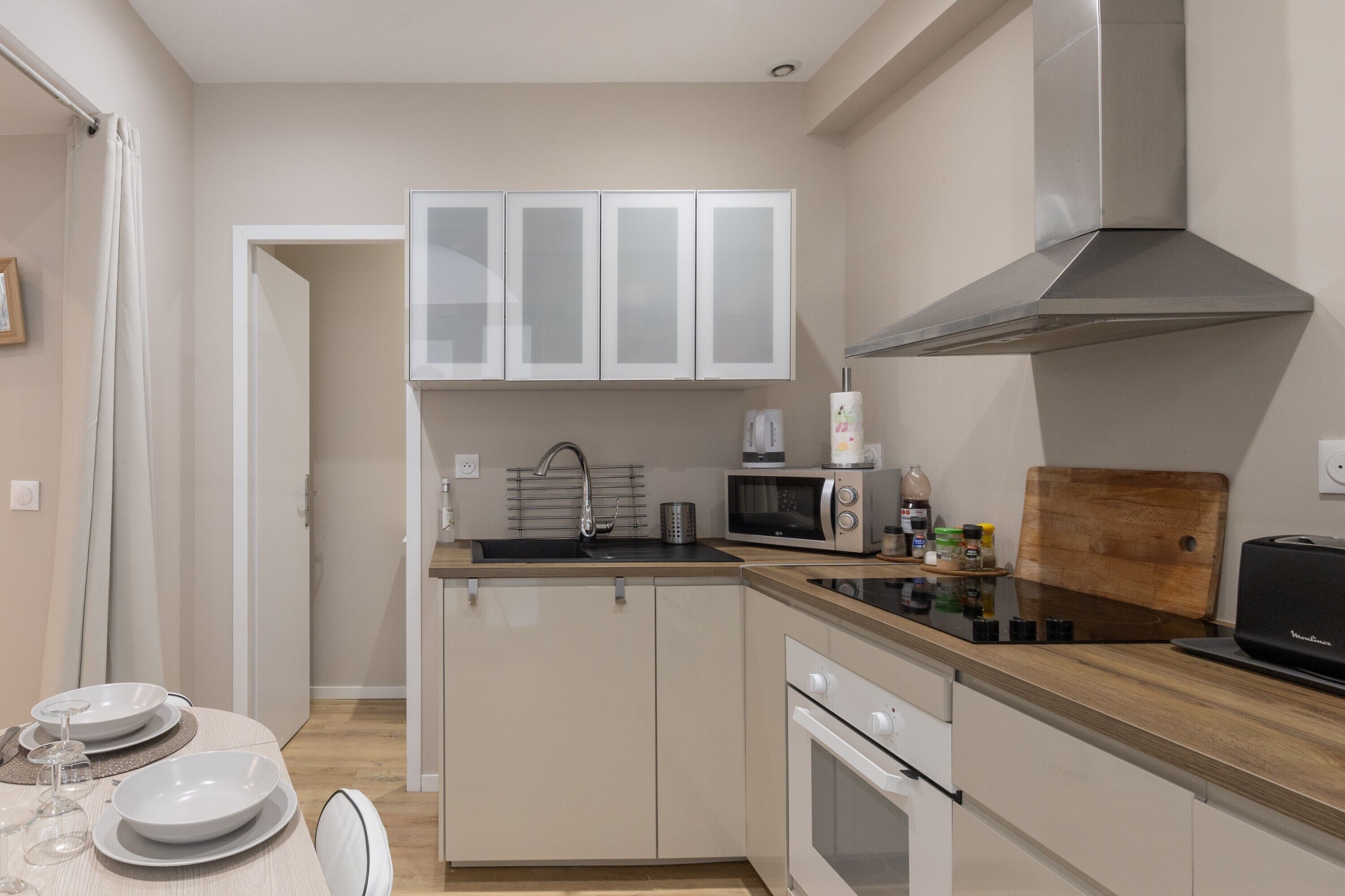 Réfrigérateur, micro-ondes, four, plaque de cuisson