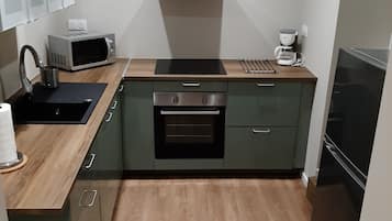 Jääkaappi, mikroaaltouuni, uuni, liesi