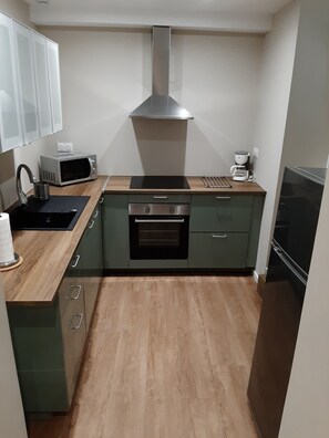 Frigorifero, microonde, forno, piano cottura