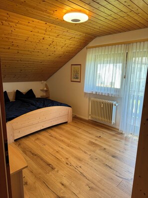 2 chambres, bureau, fer et planche à repasser, lit parapluie