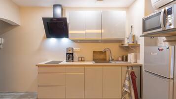 Réfrigérateur, micro-ondes, four, plaque de cuisson