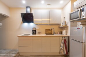 Jääkaappi, mikroaaltouuni, uuni, liesi