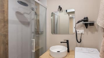 Ducha, secador de pelo, toallas