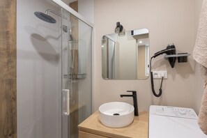 Dusche, Haartrockner, Handtücher