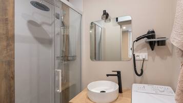 Chuveiro, secador de cabelo, toalhas de banho