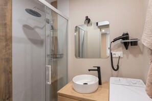 Dusche, Haartrockner, Handtücher