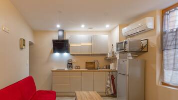 Réfrigérateur, micro-ondes, four, plaque de cuisson