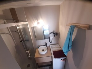 Dusche, Haartrockner, Handtücher