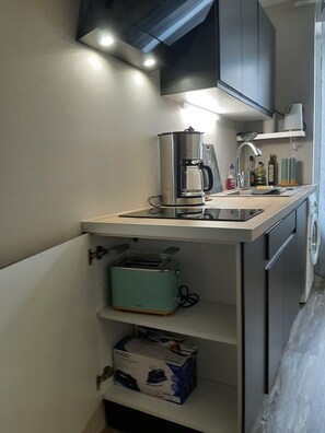 Fridge, microwave, oven, stovetop - Apartment '107 - Cosy T2' with Wi-Fi and Air Conditioning (Bourg-Saint-Andéol)