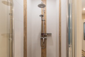 Douche, sèche-cheveux, serviettes fournies