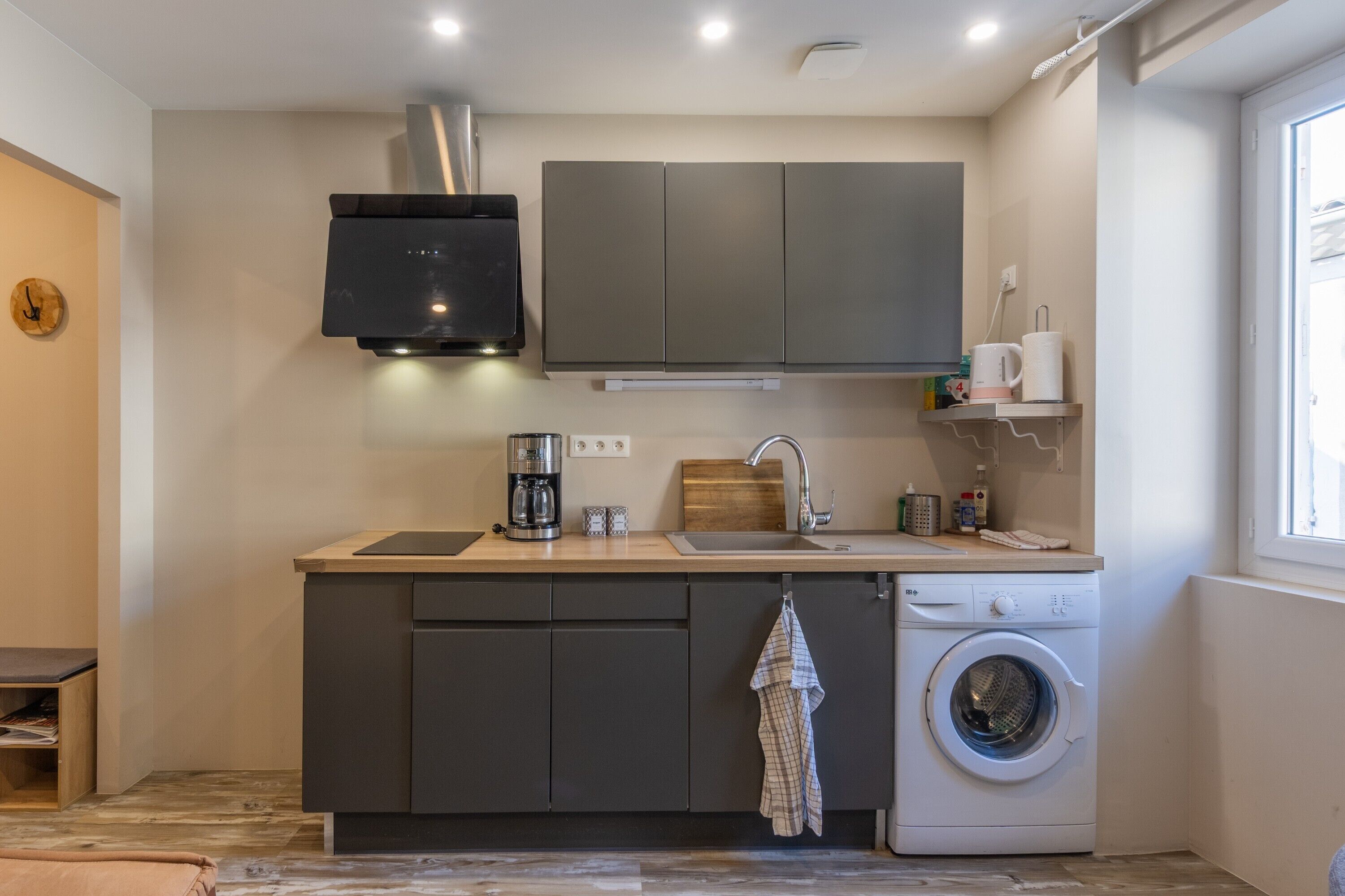 Frigorifero, microonde, forno, piano cottura