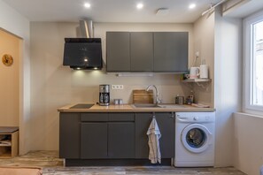 Fridge, microwave, oven, stovetop - Apartment '107 - Cosy T2' with Wi-Fi and Air Conditioning (Bourg-Saint-Andéol)