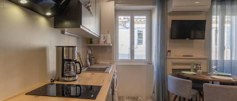 Réfrigérateur, four à micro-ondes, un four, surface de cuisson