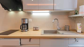 Réfrigérateur, micro-ondes, four, plaque de cuisson