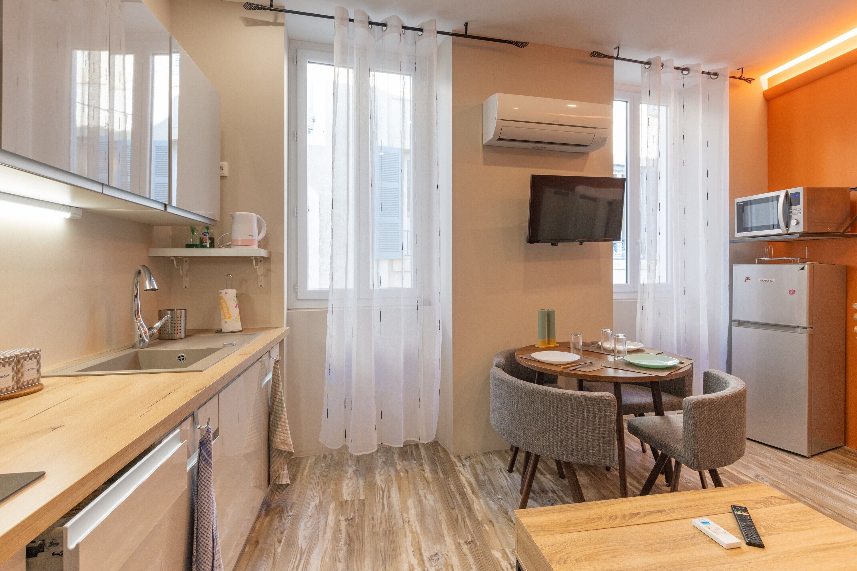 Réfrigérateur, micro-ondes, four, plaque de cuisson