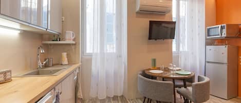 Réfrigérateur, micro-ondes, four, plaque de cuisson