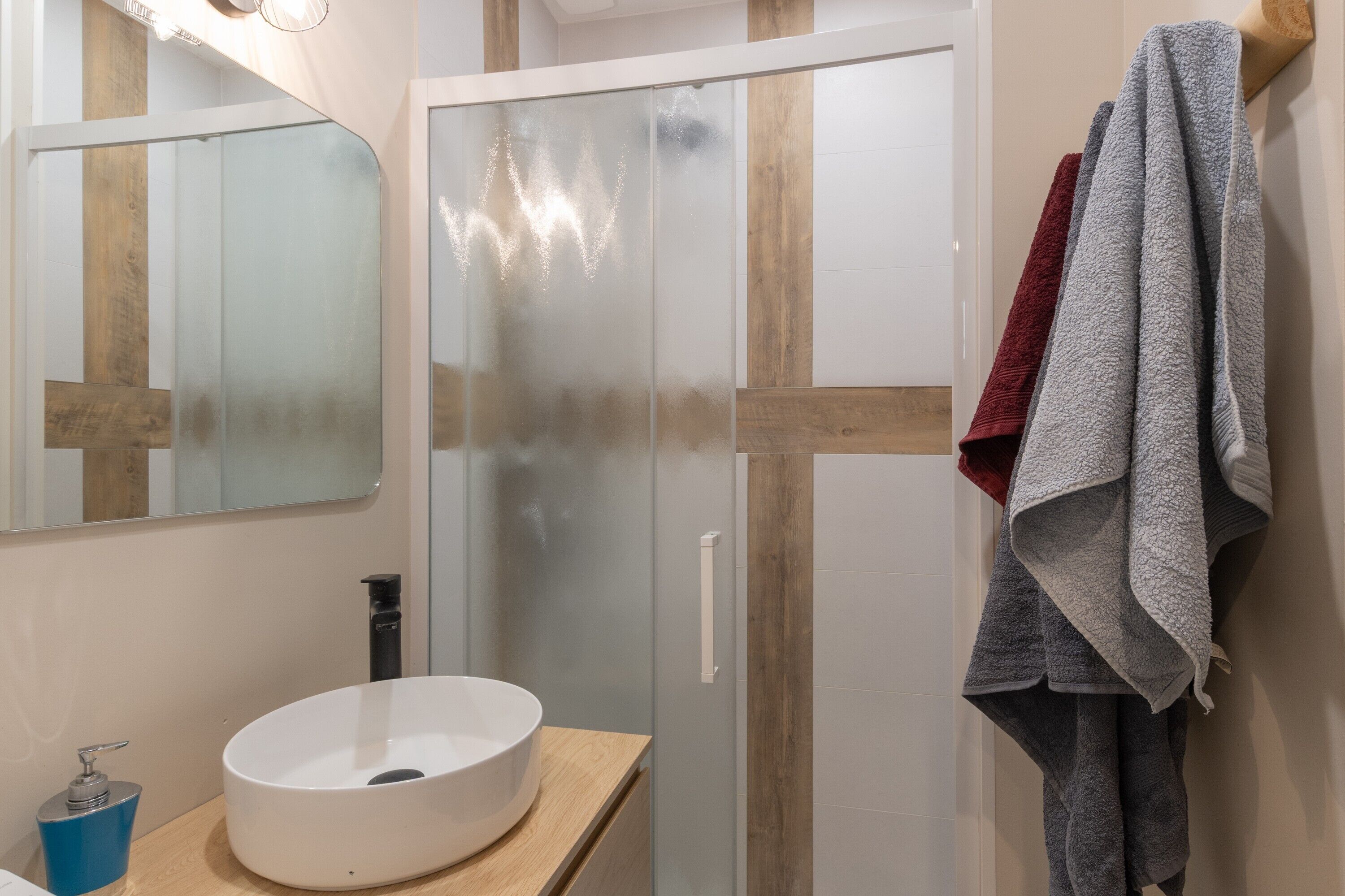 Een douche, een haardroger, handdoeken